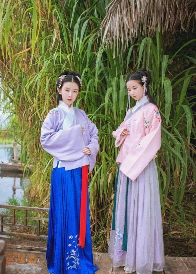 女孩穿汉服到烈士陵园行礼,市民:现在的年轻人越来越懂事了