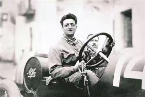 法拉利创始人看不起农民，当众羞辱他，不料造就法拉利一生的劲敌