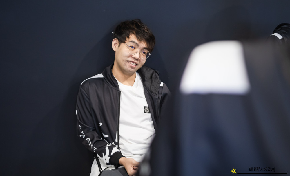 dota2:小象战队放假期间在干嘛?拒绝者在直播,有人却在打枪?_腾讯新闻