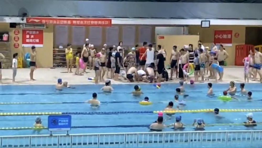 溺水 游泳馆一男童溺水遇教师成功获救，溺水急救究竟是ABC还是CBA？
