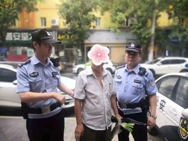 我為群眾辦實事太白路派出所主動警務幫助老年人返家