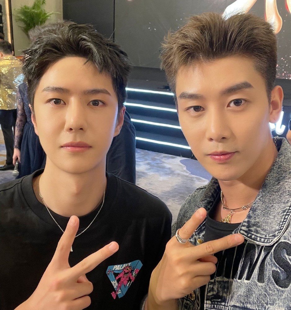 周艺轩晒与王一博李汶翰合影,uniq同框太养眼,却被杜华抢了镜-存档