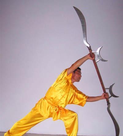 跨虎拦:鸳鸯拳武术双器械,长3尺4寸,前端似剑成十字交叉有对称两钩