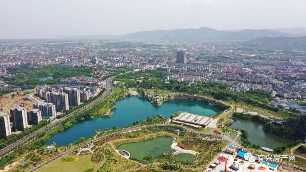 宜興市人民醫院(川埠分院)等; 景觀上有青龍山公園等