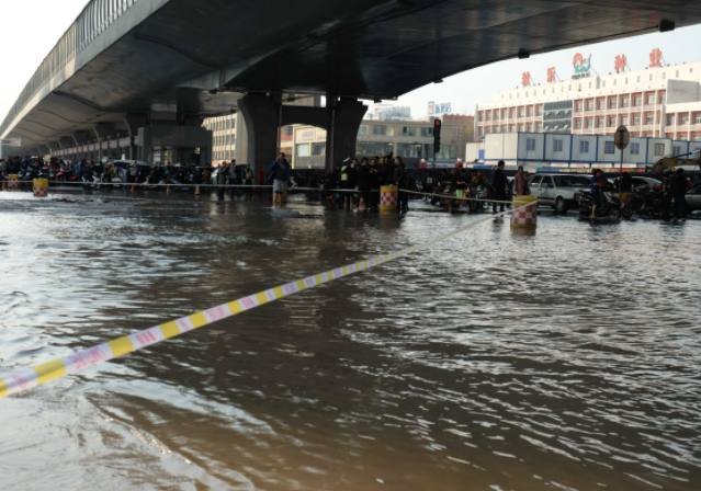 超级大暴雨突降河南,郑州地铁4号线直接变成"水帘洞"-正义之声网
