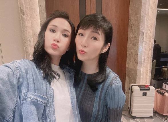 50岁前港姐何婉盈25年后重回tvb拍剧对拍档吴卓羲赞赏有加