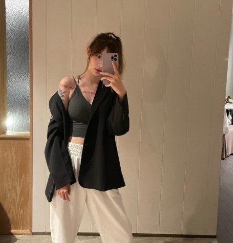 痞幼的两次空降其实内容大同小异,先是粉丝安排登机