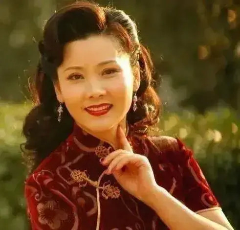 1983年,何赛飞去老师家,看到全家福中她预感:有一个一定是她老公