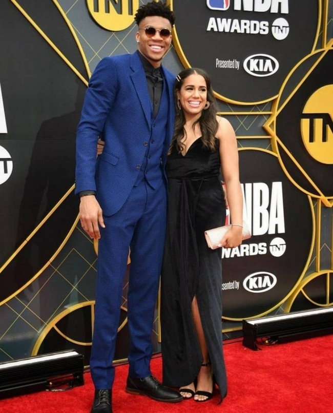 恭喜!字母哥确认妻子再次怀孕 两人已孕有一子_腾讯新闻