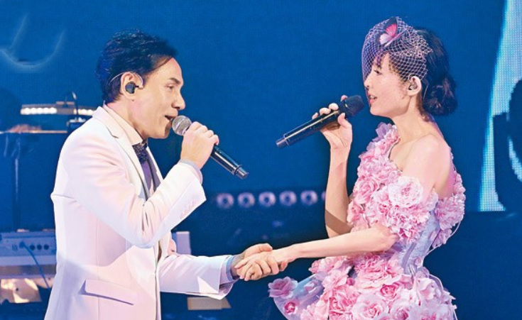 而黄凯芹却在周慧敏结婚后一直都没有结婚,只不过黄凯芹和周慧敏之间