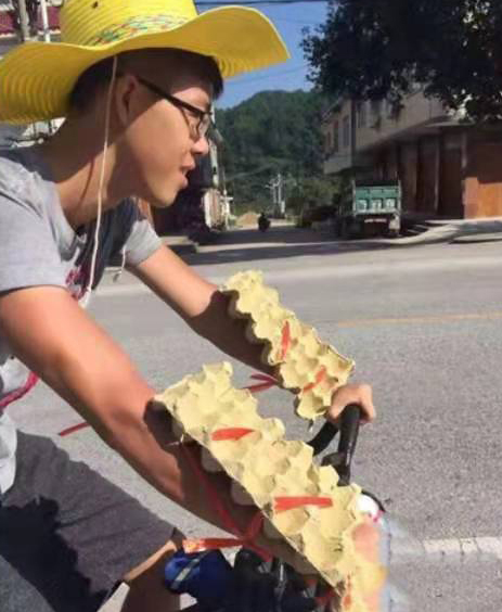 每日一笑如何可以安全的边走路边玩手机