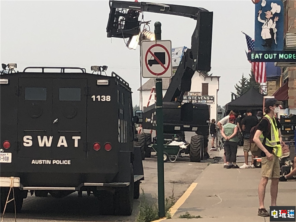 但是在街道上有着警车,消防车以及很醒目的swat美国特种警察车辆,这很