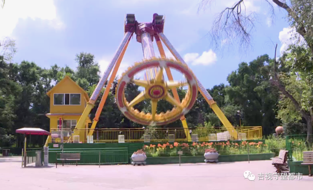 在长春南湖公园玩大摆锤女子意外被砸伤