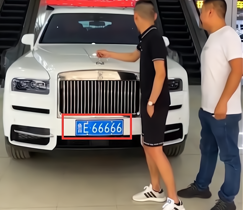 dnf旭旭宝宝如何炫富徒手掰劳斯莱斯车标掰坏就直接买了