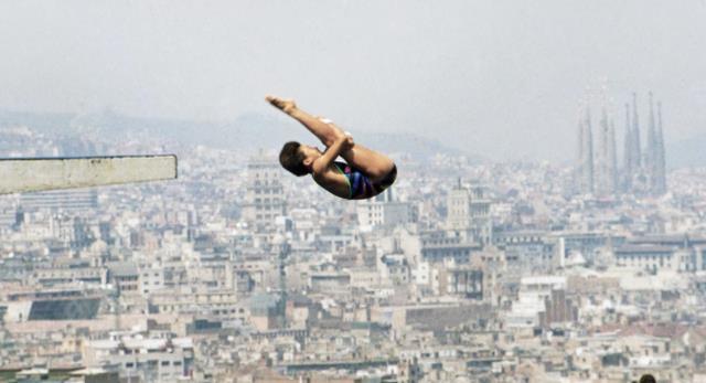 奥运会的时候,这一年年龄还不够14岁的伏明霞又一次夺得了跳水冠军