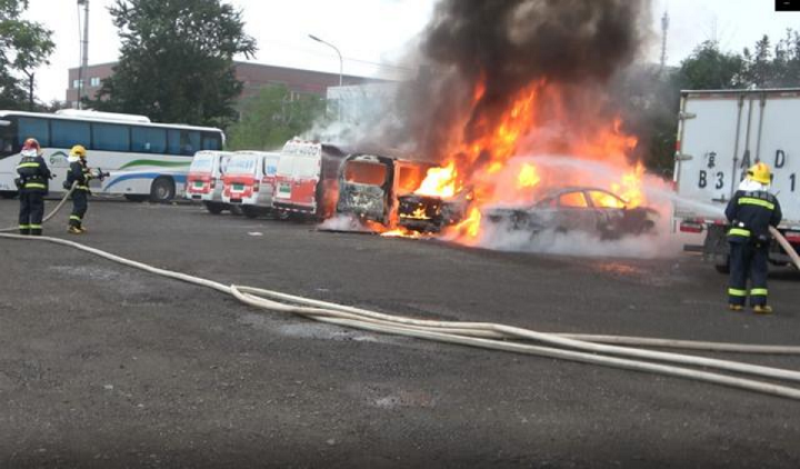 电动车领域的新问题？3辆新能源车因充电站起火被烧毁