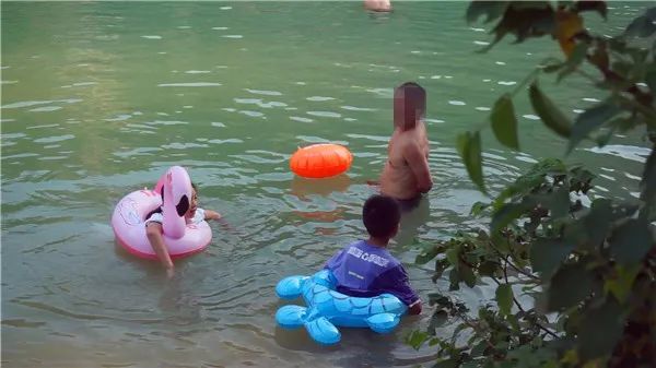 在此,我们提醒广大市民要到游泳馆,水上游乐场等有安全保障的场所游泳