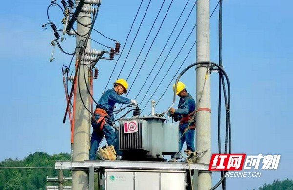 停電,驗電,吊離變壓器,安裝新變壓器……驕陽下,工作人員緊張有序施工