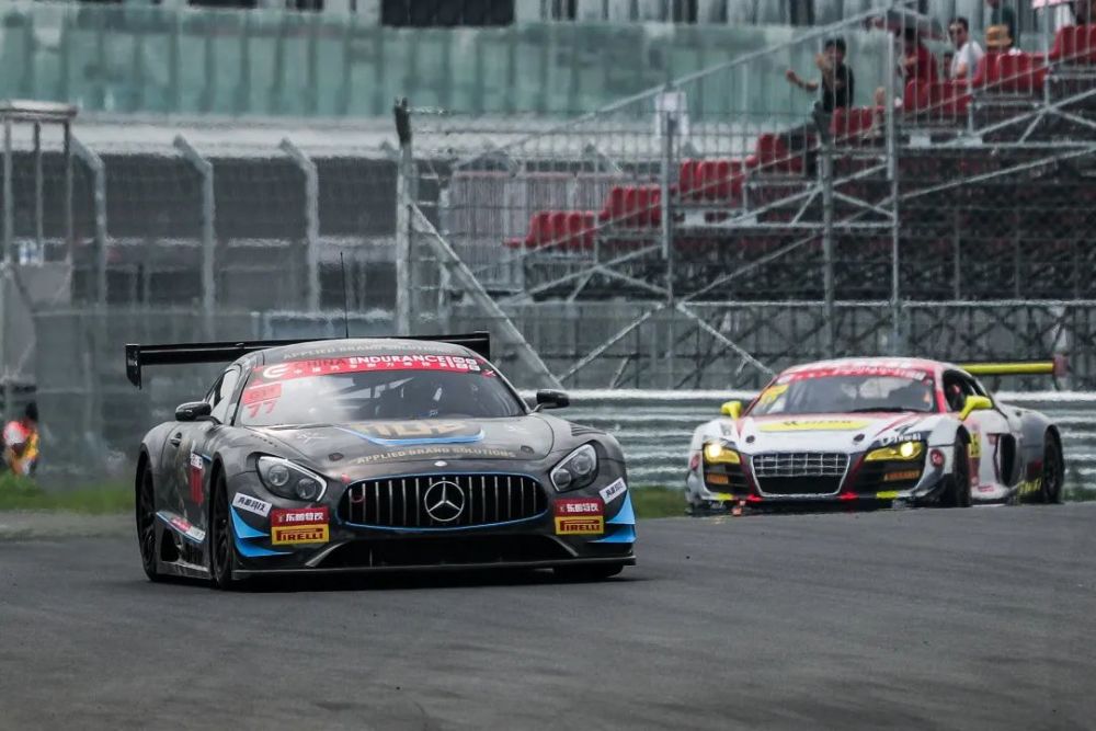 人热了可以吹空调喝冰可乐，赛车呢？