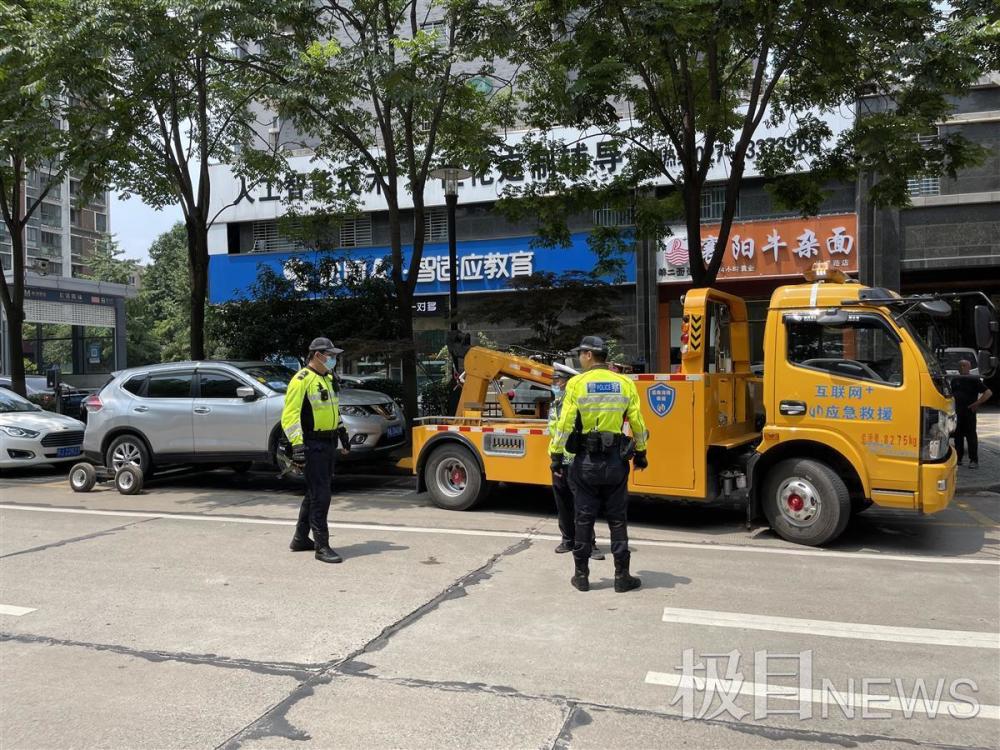 燃油车占用新能源车位被交警拖走，民警提示：市民发现以上情况可举报