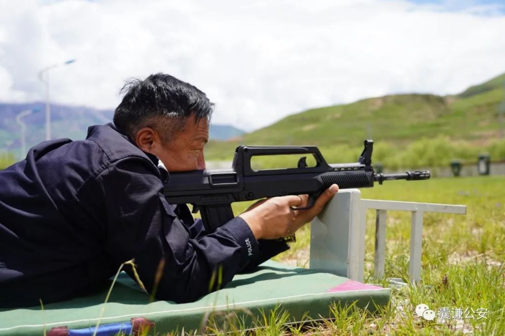 民警講解了警用槍械使用規章制度,實戰應用射擊動作要領及槍支使用