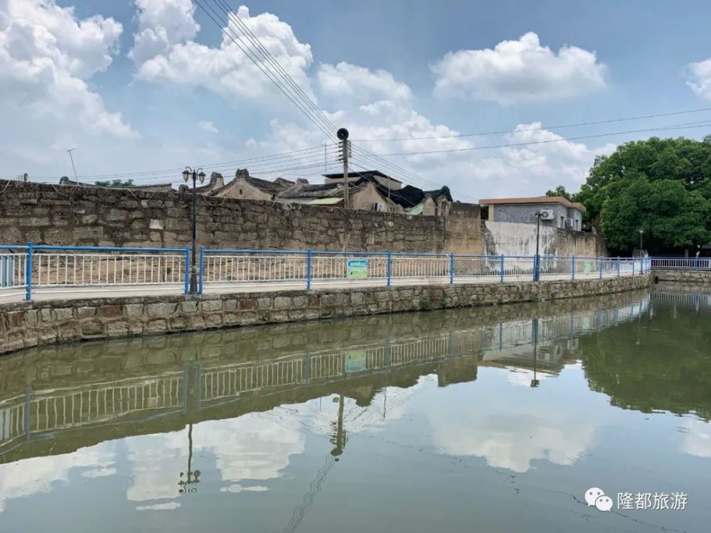 shang bei述说着这样一段师生情谊佳话有一个古老的建筑在隆都镇上北