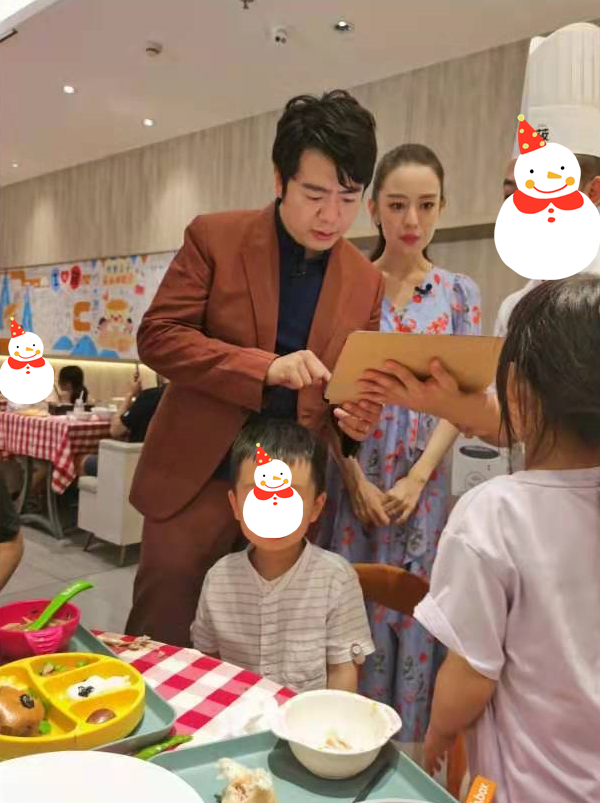 网友偶遇郎朗夫妇,郎朗抱小孩亲和力爆棚,吉娜瘦出排骨胸