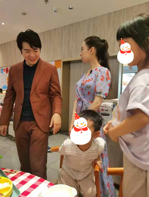 网友偶遇郎朗夫妇,郎朗抱小孩亲和力爆棚,吉娜瘦出排骨胸