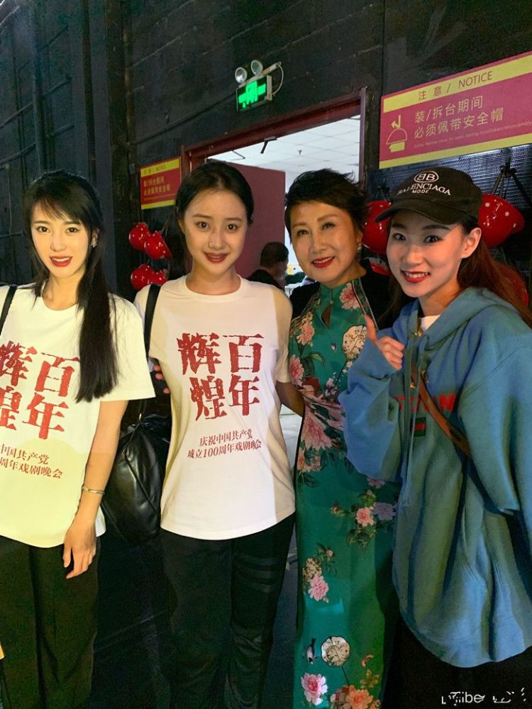 张凯丽和肖雄搂肩合影，