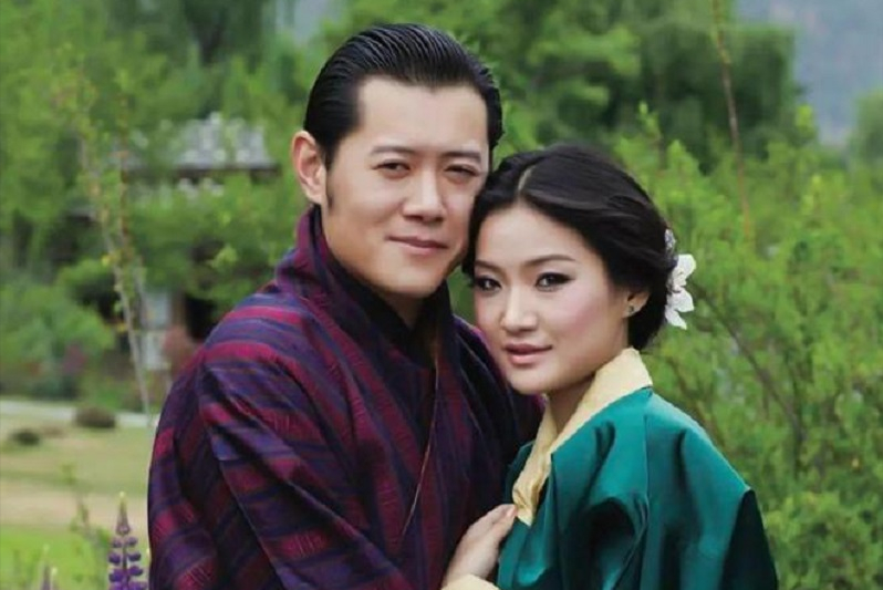 28岁加冕成不丹国王,为娇妻废除一夫多妻制,在外却金屋藏娇