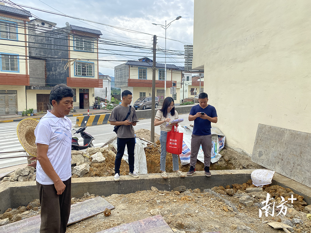 连州市九陂镇发放首个农村宅基地批准书