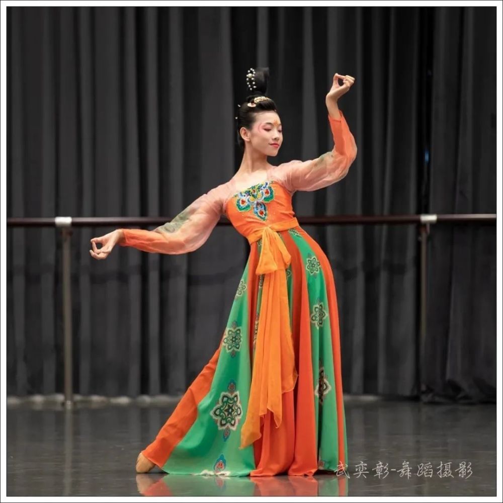 帽子舞》吴雨诺《小女二八》组委会特别奖:宁浩然(指导老师:张晶)铜奖