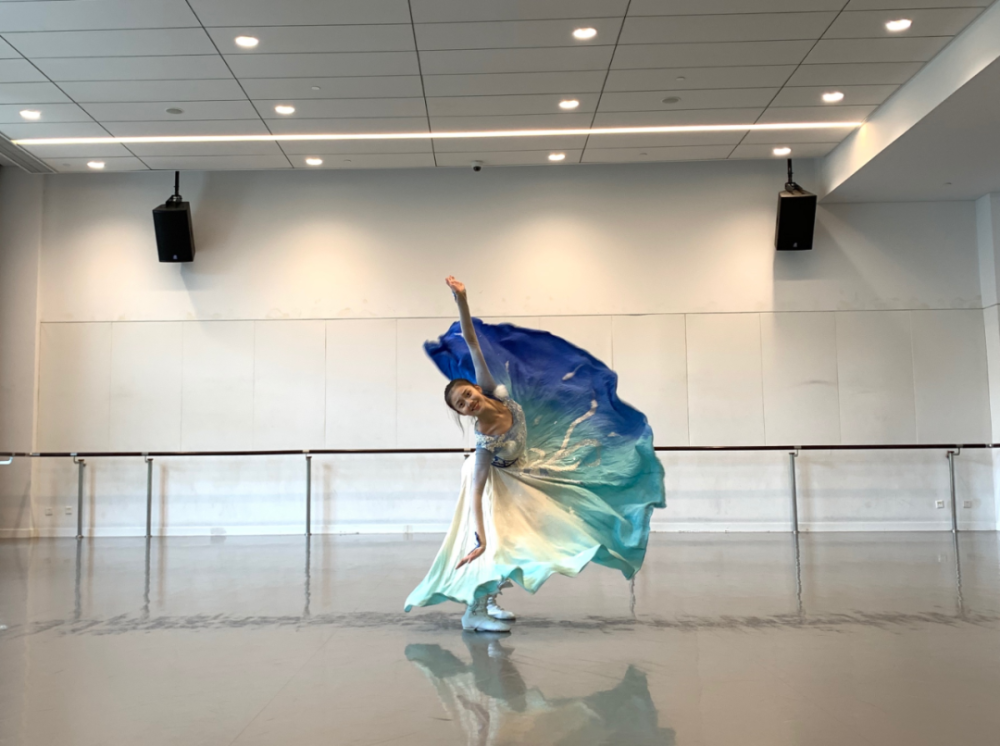 帽子舞》吴雨诺《小女二八》组委会特别奖:宁浩然(指导老师:张晶)铜奖