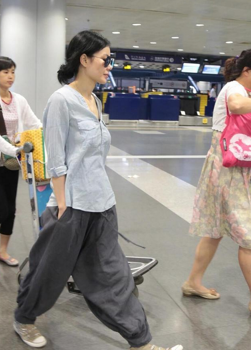 王菲真不拿自己当明星!穿亚麻衫配灯笼裤,朴素穿搭难掩耀眼光芒