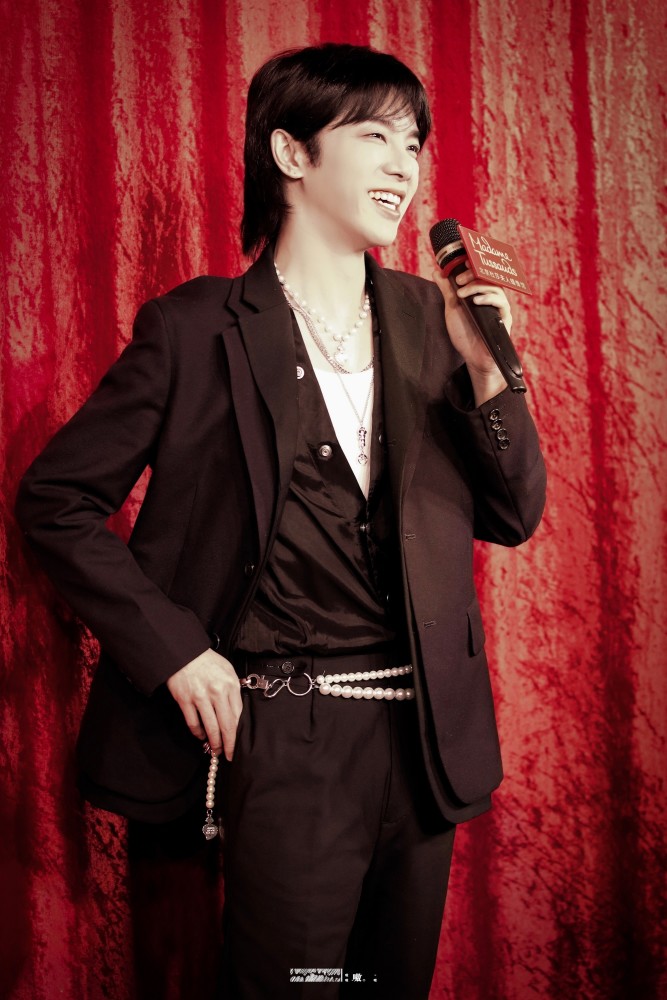 华晨宇北京杜莎夫人蜡像揭幕仪式每个表情都好可爱啊