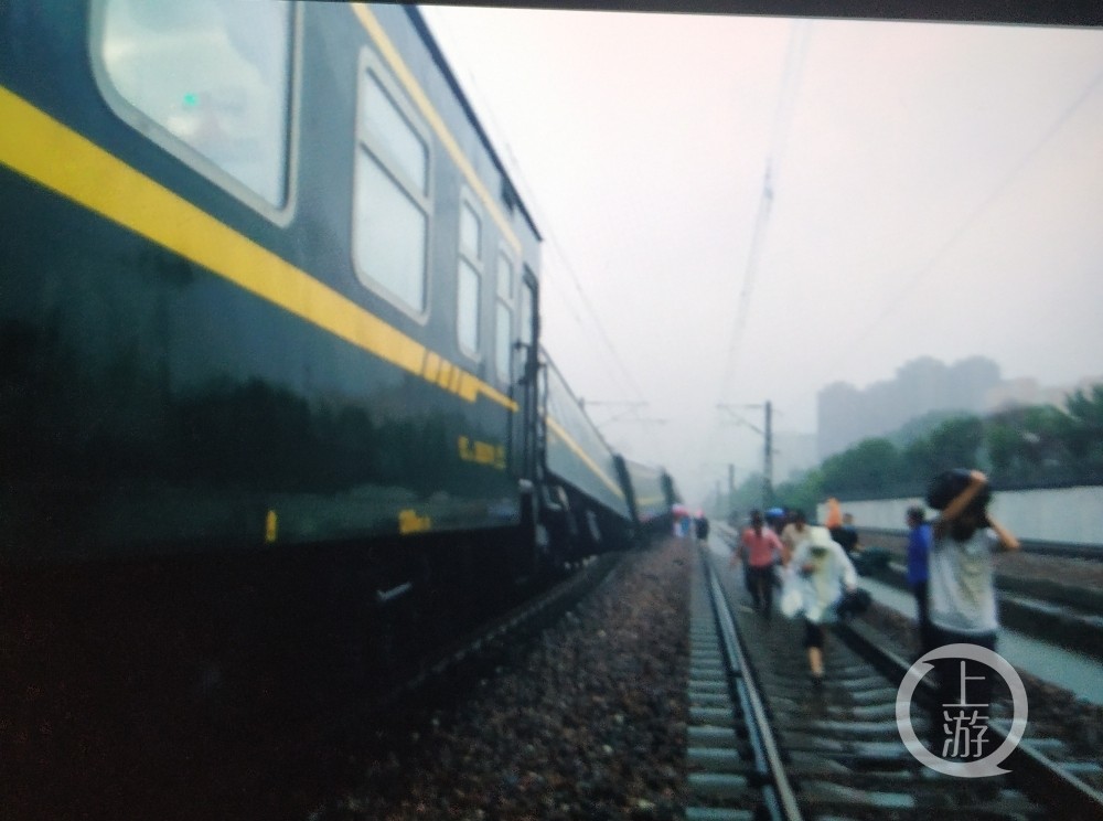 7月20日下午,一张k599次列车车厢在大雨中倾斜的图片引发关注.