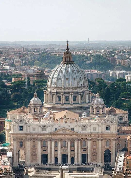 圣彼得大教堂的方案中可以清晰看出建筑师的好大喜功和宏图大志