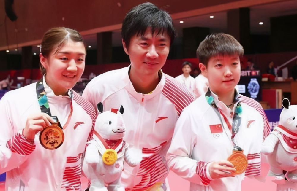 黄海诚和孙颖莎抵达赛场!师徒2人齐力出战,莎莎奥运稳夺2连冠!