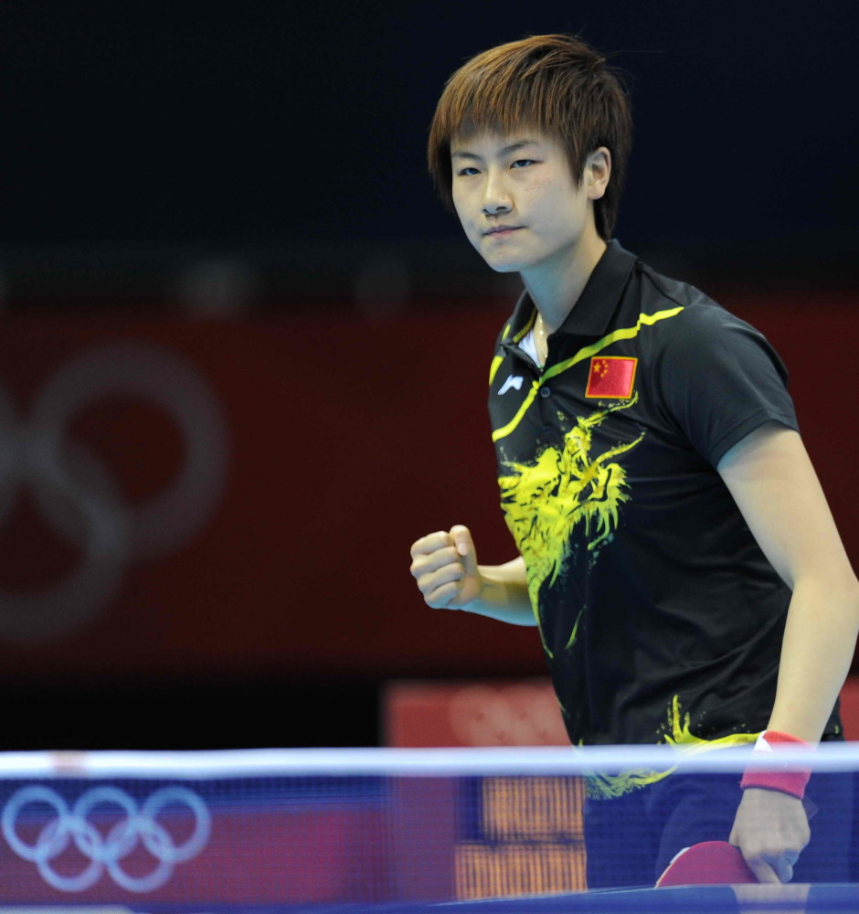 乒乓大满贯选手丁宁在体育脱口秀节目《环环环环环》的直播录制现场向