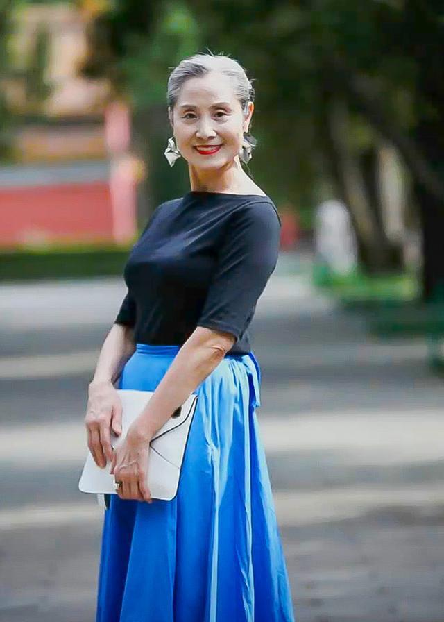 我们一起来聊聊关于大龄女性穿搭的话题.