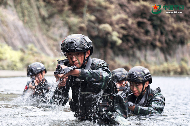 組圖|武警貴陽支隊特戰隊員水陸兩棲激戰