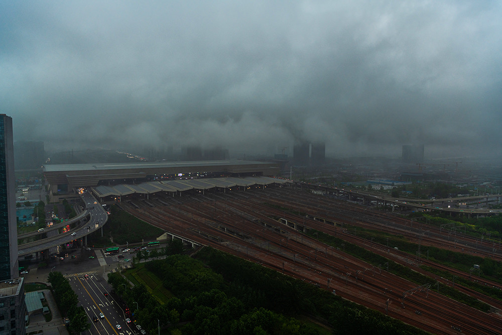 2021年7月20日,郑州东站地区黑云压城.除署名外,图片均来自:视觉中国