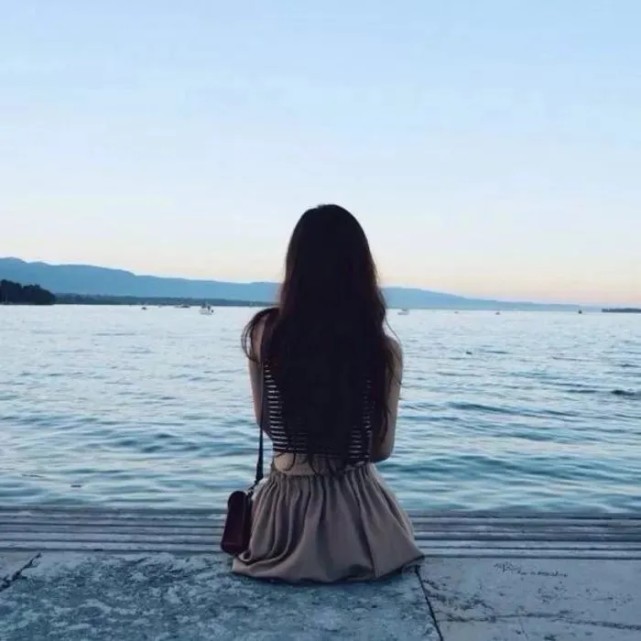 海边唯美女生背影头像我就站这不动谁走向我我就爱谁