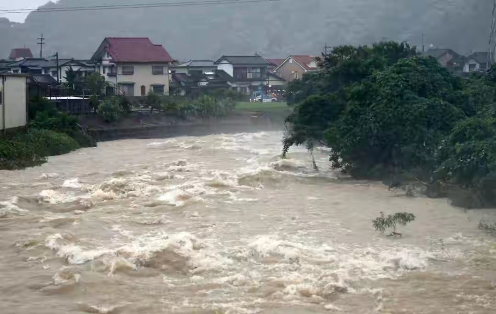 由于遭遇罕见持续强降雨,郑州市常庄水库,郭家咀水库及贾鲁河等多处