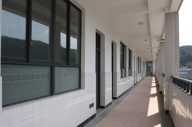 只因在学校楼道模仿一个动作某中学初中生不慎坠楼谁的责任