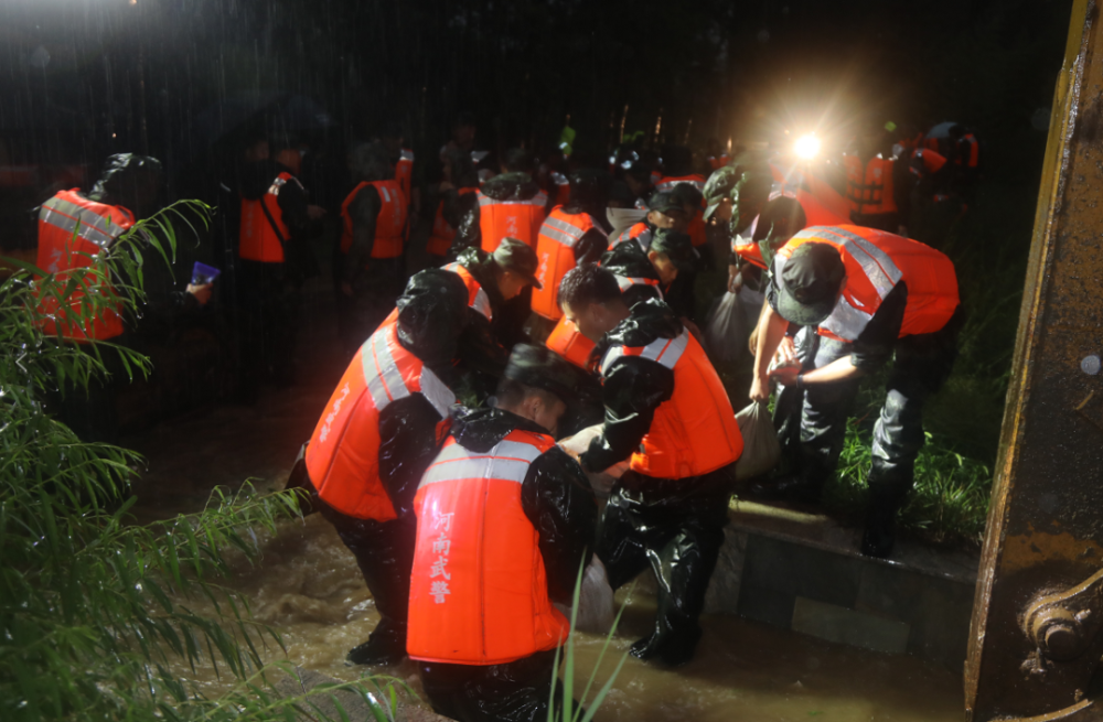 暴雨成灾!已致12人死亡,10万人转移!郑州挺住!