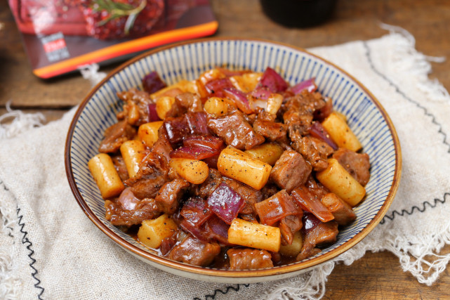 牛肉和年糕是最佳搭档一个鲜嫩一个软糯营养丰富好吃到舔盘底