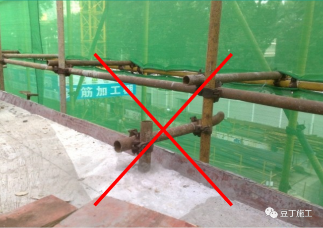 掃地桿縱下橫上圖解_縱橫向掃地桿上下_腳手架掃地桿縱橫向怎么區分