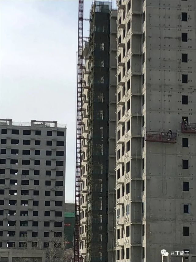 縱橫向掃地桿上下_腳手架掃地桿縱橫向怎么區分_掃地桿縱下橫上圖解