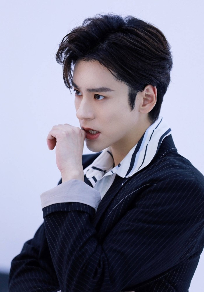 魏哲鸣|我宣布你-就是我心目中的霸道总裁_腾讯新闻